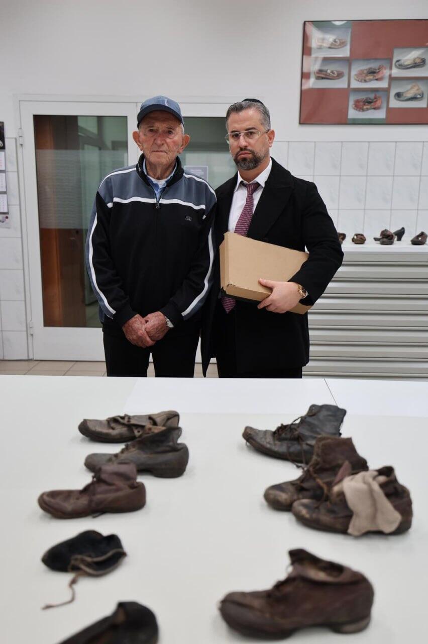 Holocaust survivor Aryeh Pinsker and Eitan Neishlos at the museum (Photo: Auschwitz-Birkenau Museum) שורד השואה אריה פינסקר ואיתן ניישלוס בהשקת הפרויקט במעבדת השחזור באושוויץ