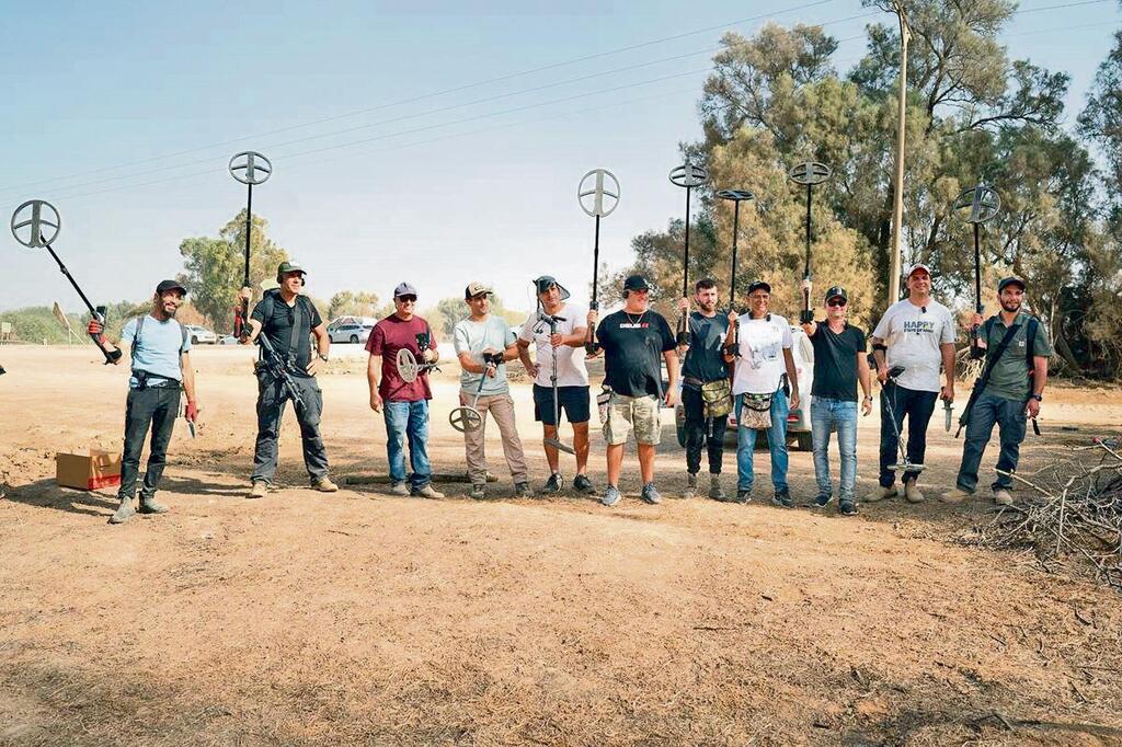 צוות המחפשים שסייע למשטרה באתר הנובה