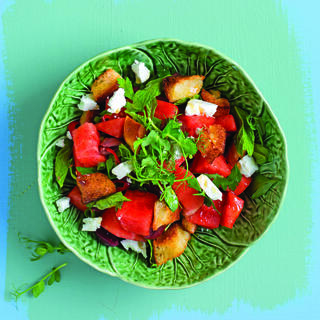 סלט אבטיח עם קרוטונים ועשבי תיבול