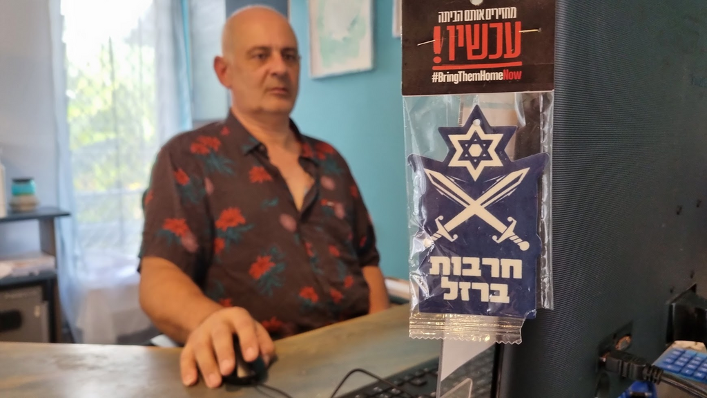 ברוך ויצמן בעמדת הקבלה ליד המזכרת שקיבל מנופשים מישראל