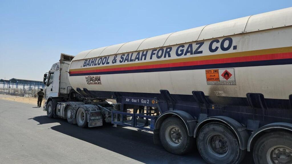 Топливо (Фото: Йоав Зейтун) הסחורה הישראלית שעוברת במעבר כרם שלום בעזה