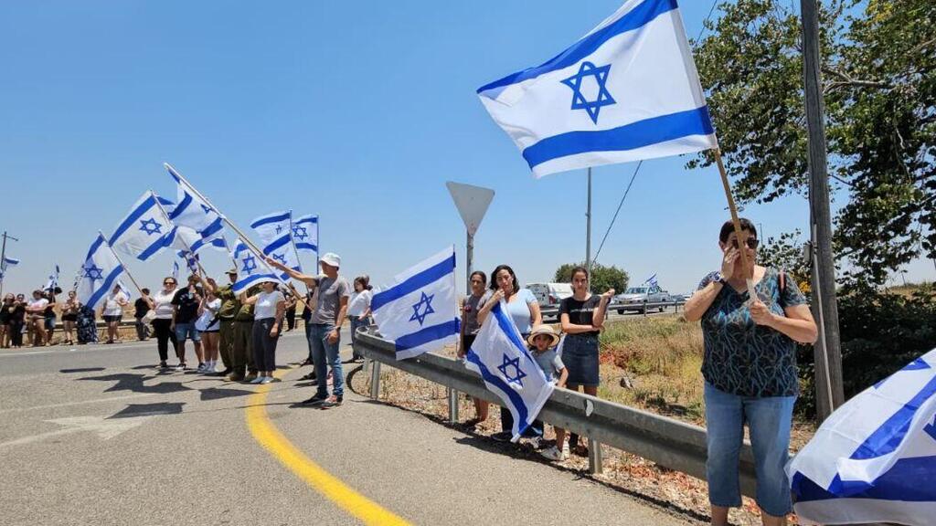 שיירת דגלים לפני הלווייתו של אייל שיינס בקיבוץ אפיק  