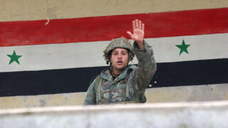 חייל סורי בעמדה בעיר החוף הלבנונית בתרון, 2003