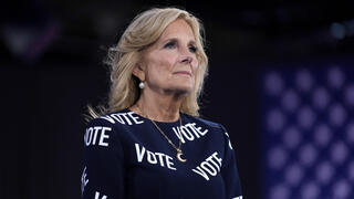 ג'יל ביידן בשמלה בעיצוב כריסטיאן סיריאנו, 2024