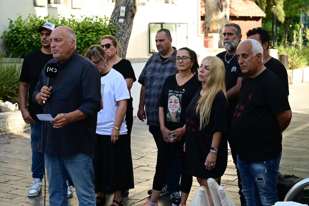 "ניאבק עד שתוקם ועדת חקירה ממלכתית". קרובי התצפיתניות (צילום: יובל חן) משפחות התצפיתניות שנפלו הנחל עוז ב-7.10