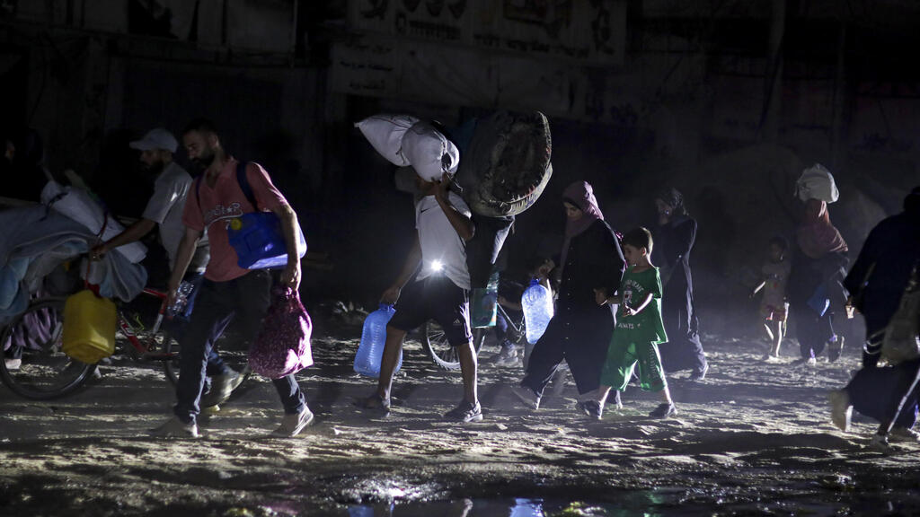 פליטים פלסטינים פליט מתפנים מ חאן יונס אחרי הודעת צה"ל על פינוי מידי שלח החלק המזרחי בעיר בדרום רצועת עזה 