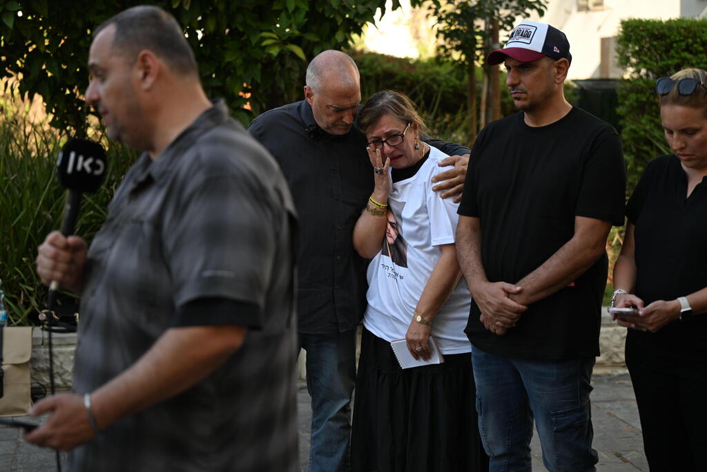 ביקשו פגישה דחופה עם רה"מ. קרובי התצפיתניות (צילום: יובל חן) משפחות התצפיתניות שנפלו הנחל עוז ב-7.10