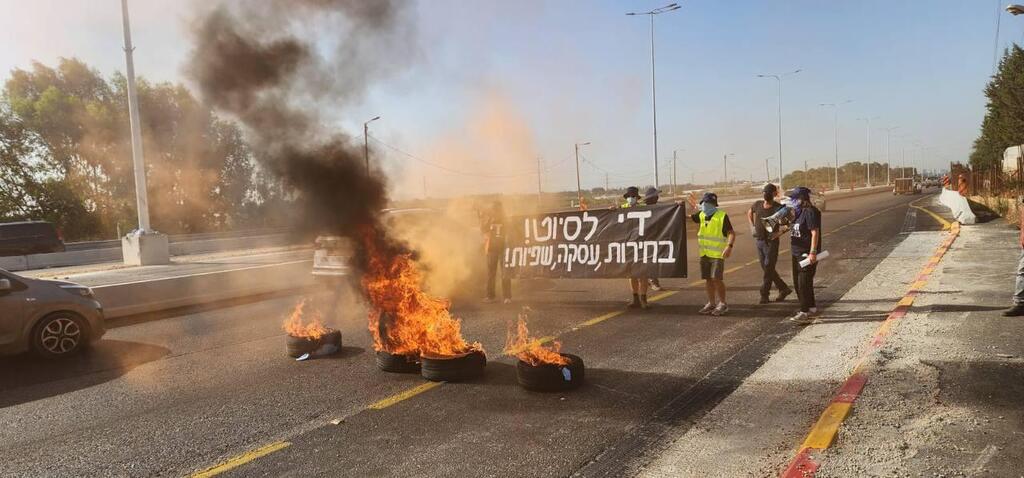 מפגינים חוסמים את כביש 4