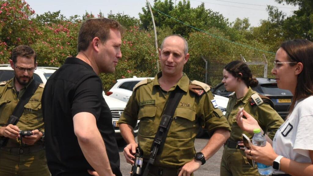 ראש מועצת גולן אורי קלר עם הכוחות בשטח