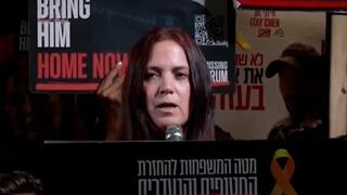 ענת אנגרסט בעצרת בכיכר החטופים בתל אביב