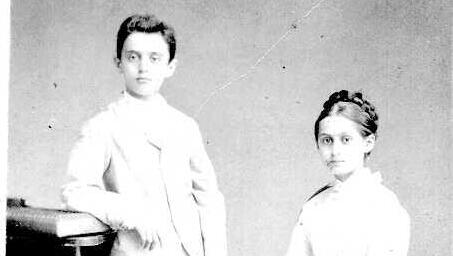 הרצל ואחותו פאולינה, בתמונה שצולמה בערך בשנת 1870