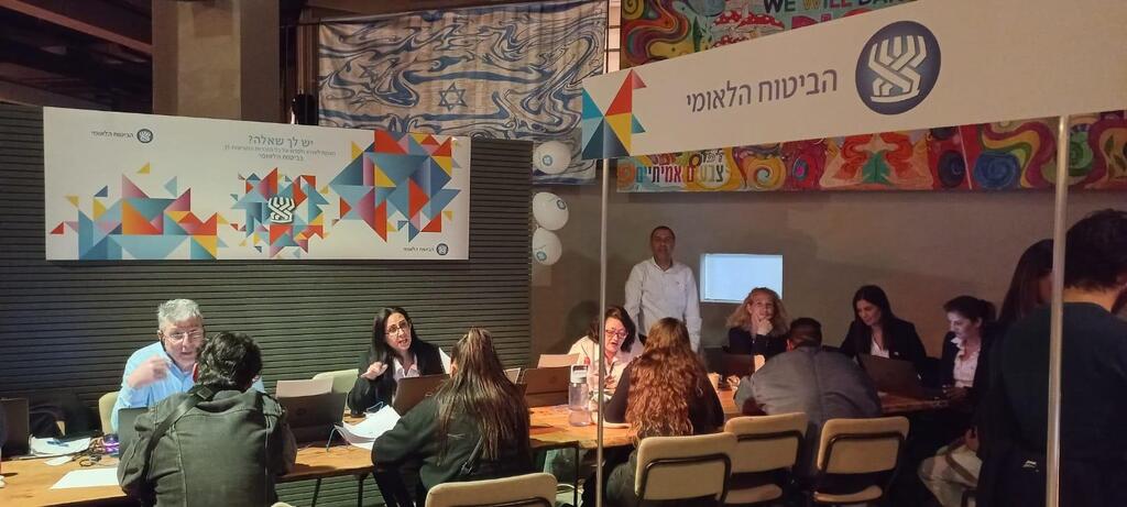 נציגי ביטוח לאומי  מסייעים במיצוי זכויות באירוע של שורדי הנובה