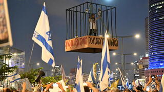 עינב צנגאוקר, אמו של החטוף מתן צנגאוקר, נכנסה בכלוב שהתרומם מעל כביש בגין