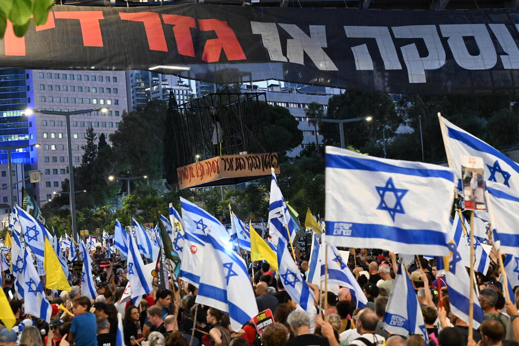 עינב צנגאוקר, אמו של החטוף מתן צנגאוקר, נכנסה בכלוב שהתרומם מעל כביש בגין