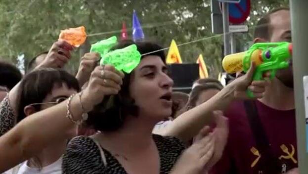 ברצלונה מפגינים נגד תיירים