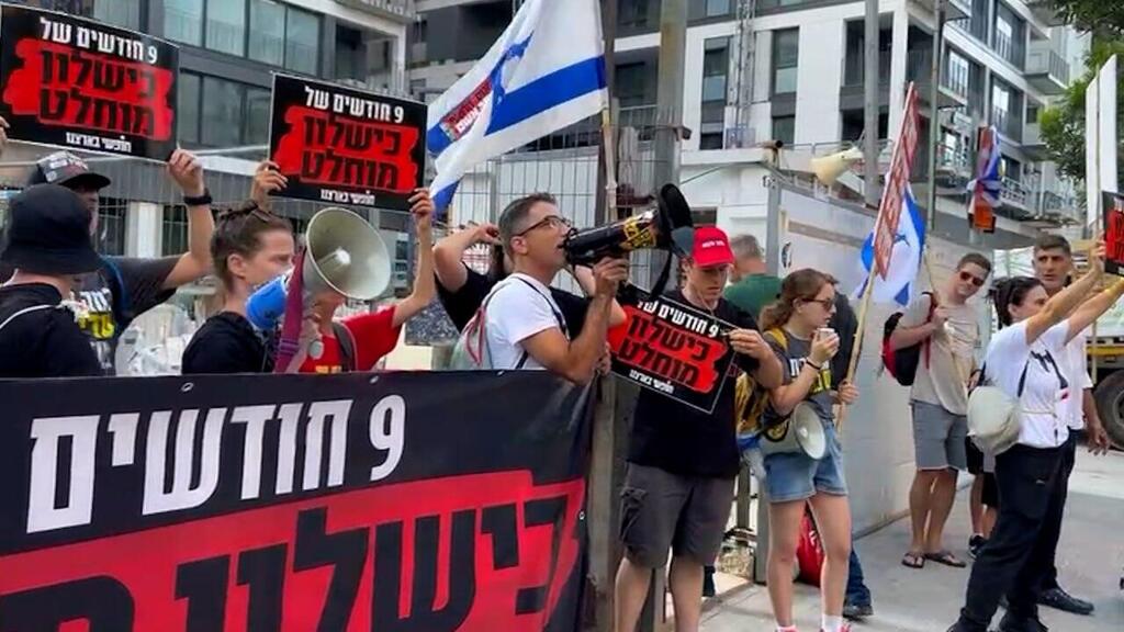 מול ביתו של יצחק וסרלאוף