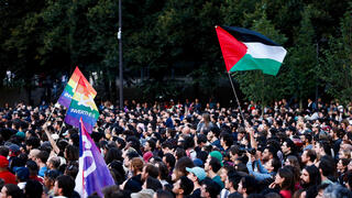 צרפת בחירות פרלמנט תוצאות שמאל חוגג דגל גאווה דגל פלסטין