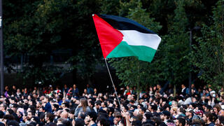 צרפת בחירות פרלמנט תוצאות שמאל חוגג דגל גאווה דגל פלסטין