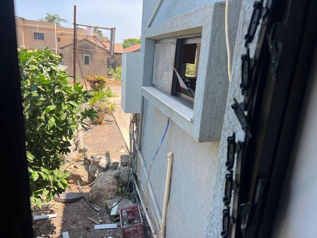 חלונות שנופצו מהדף הפיצוץ בכפר הזיתים