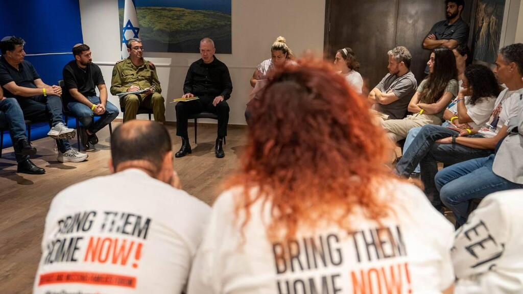 שר הביטחון גלנט למשפחות חטופים: ״עושים הכל כדי לממש את ההזדמנות שנוצרה - עלינו לנצל את הלחץ הצבאי כדי להניע את העסקה ולא להחמיץ אותה״