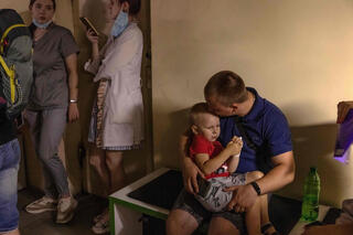 אוקראינה קייב איש ו ילד ב מקלט בית חולים אוחמטדיט בזמן מתקפת טילים של רוסיה
