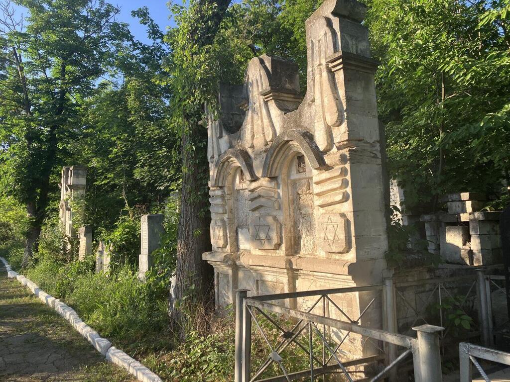 Последний Изя и кладбище