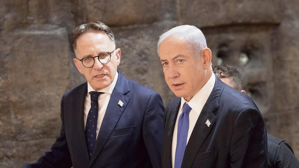 נתניהו עם ראש הסגל צחי ברוורמן, שביקש לקבל סיכומים מסווגים של ישיבות קבינט ופרוטוקולים מתקופת הממשלות הקודמות