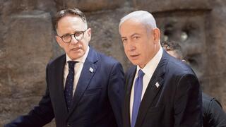 נתניהו עם ראש הסגל צחי ברוורמן, שביקש לקבל סיכומים מסווגים של ישיבות קבינט ופרוטוקולים מתקופת הממשלות הקודמות