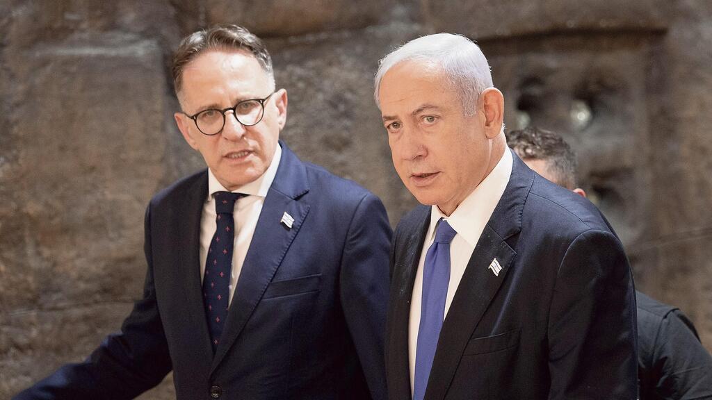 נתניהו עם ראש הסגל צחי ברוורמן, שביקש לקבל סיכומים מסווגים של ישיבות קבינט ופרוטוקולים מתקופת הממשלות הקודמות