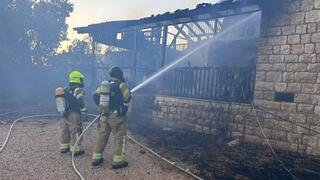 צוותי הכיבוי פועלים לכבות את השריפות במטולה בעקבות ירי ארגון הטרור חיזבאללה