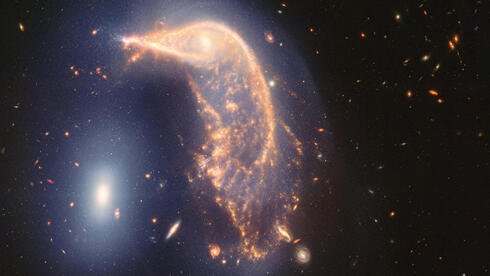 שתי הגלקסיות שמתמזגות בתמונה של ג'יימס ווב