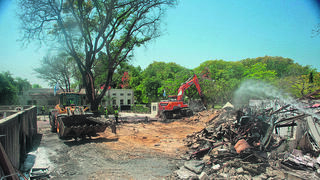 טרקטורים מפנים הריסות בבארי לקראת בנייה מחדש