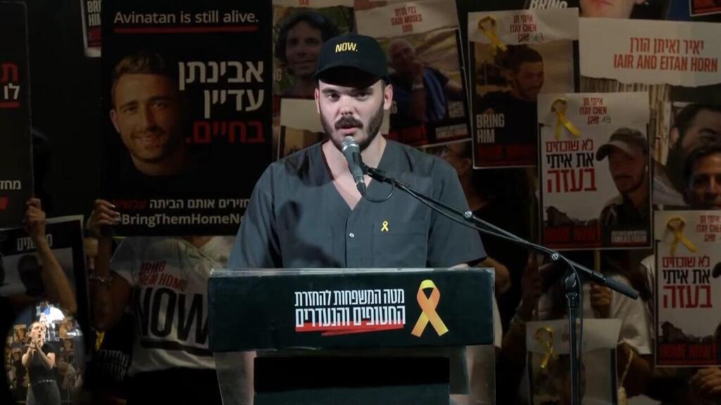 אנדריי קוזלוב בעצרת בכיכר החטופים