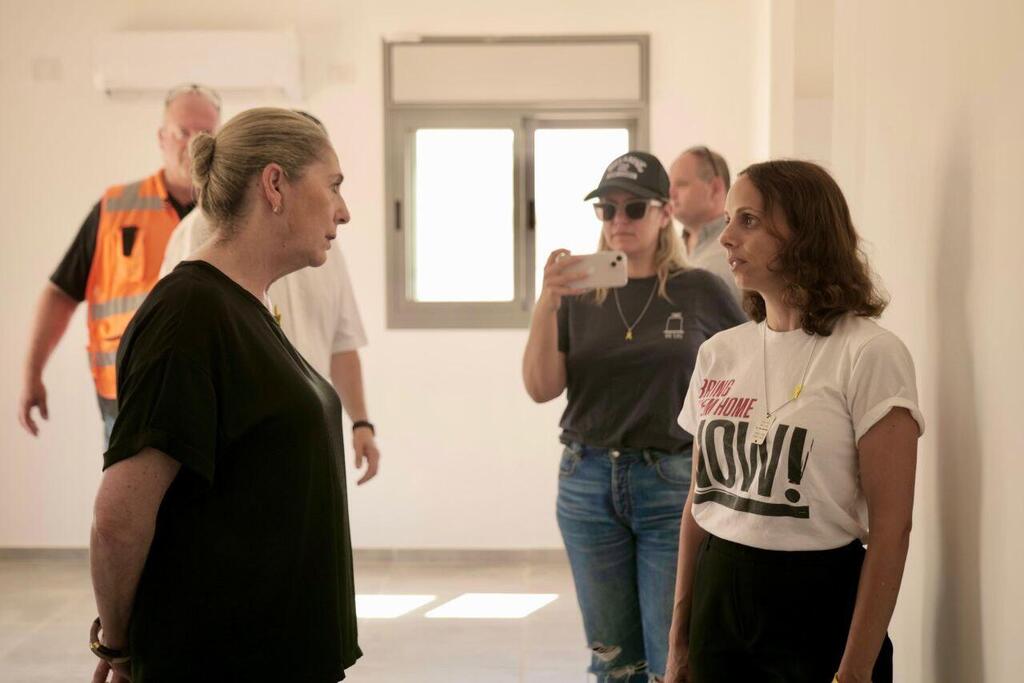 מיכל הרצוג בביקור בשכונה החדשה של קיבוץ בארי בקיבוץ חצרים