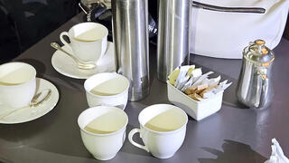 כוסות תה ומזון בחדר מלון יוקרתי ב בנגקוק שבו נמצאו שישה בני אדם שמתו מהרעלת ציאניד