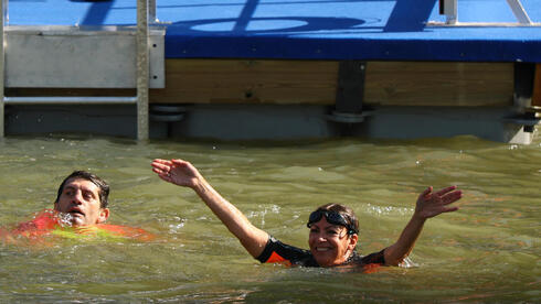 אידלגו שוחה בנהר הסיין