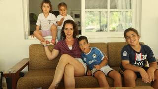 אלמנת צה"ל רז טחן עם ארבעת ילדיה