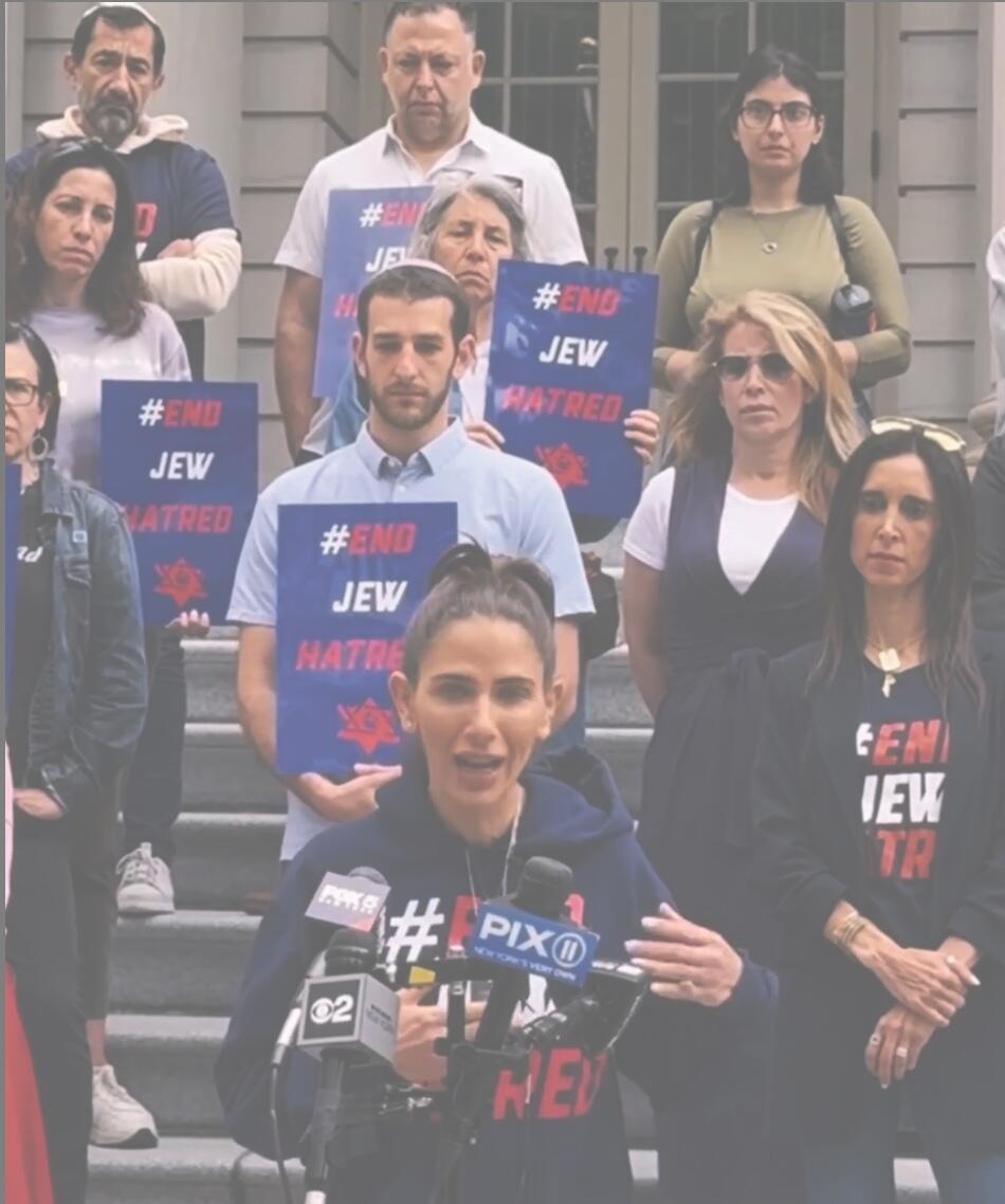 Lizzy outside City Hall in campaign mode 