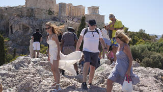 תיירים תחת השמש הקופחת באקרופוליס