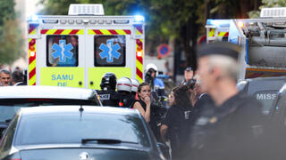 צרפת שוטרים שוטר נדקר במרכז פריז 