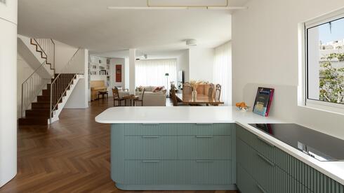 דירה מחוברת בצפון תל אביב, עיצוב: מירב טולדו-ליפשיץ ואדריכל אריאל ליפשיץ
