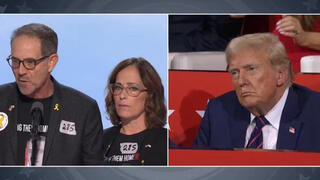 דונלד טראמפ והוריו של עומר נאוטרה בוועידה הרפובליקנית