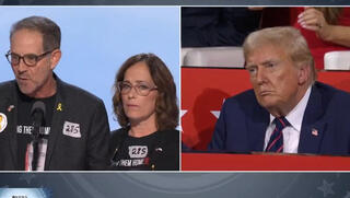 דונלד טראמפ והוריו של עומר נאוטרה בוועידה הרפובליקנית