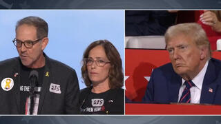 דונלד טראמפ והוריו של עומר נאוטרה בוועידה הרפובליקנית