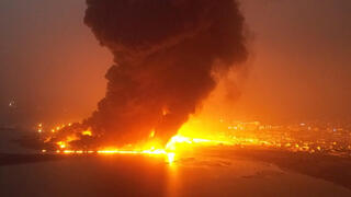 תיעוד מהשריפות בנמל חודיידה, תימן