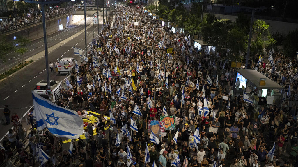 מיצג החטופים לא מתים במחאות בתל אביב