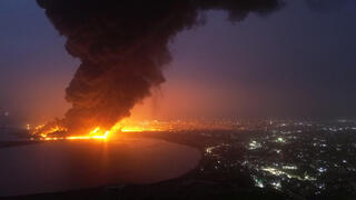 תיעוד מהשריפות בנמל חודיידה, תימן