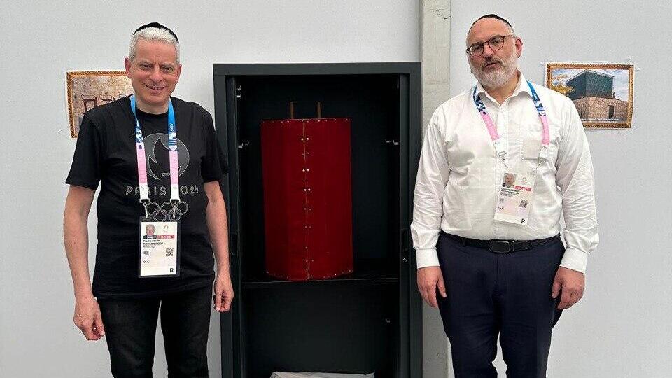 Rabbi Moshe Lewin (left) at the Olympic Village synagogue (Photo: Conference of European Rabbis) הרב משה לוין (משמאל, בשחור) לצד הרב לורן שלום ברוס מהקהילה היהודית, בבית הכנסת שהוקם בכפר האולימפי
