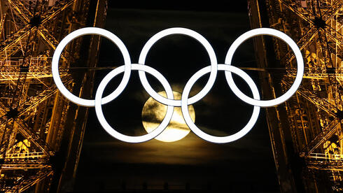הירח המלא עם הסמל האולימפי במגדל אייפל