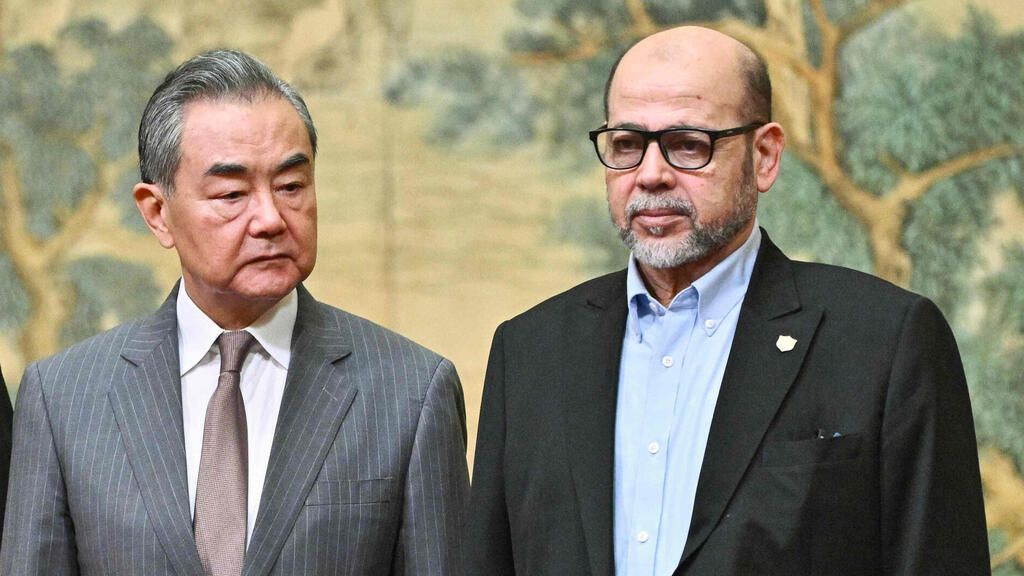 מימין לשמאל: מוסא אבו מרזוק, וואנג יי ומוחמד אל-עאלול